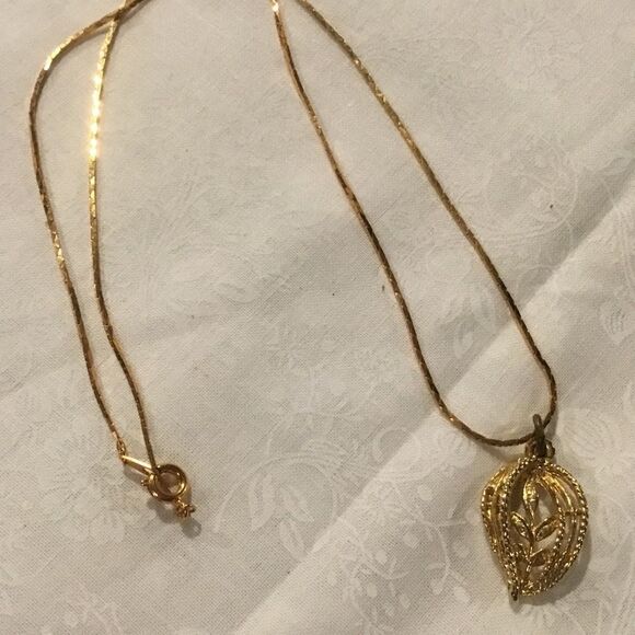 Goldtone Necklace With Leaf Pendant - Picture 1 of 4